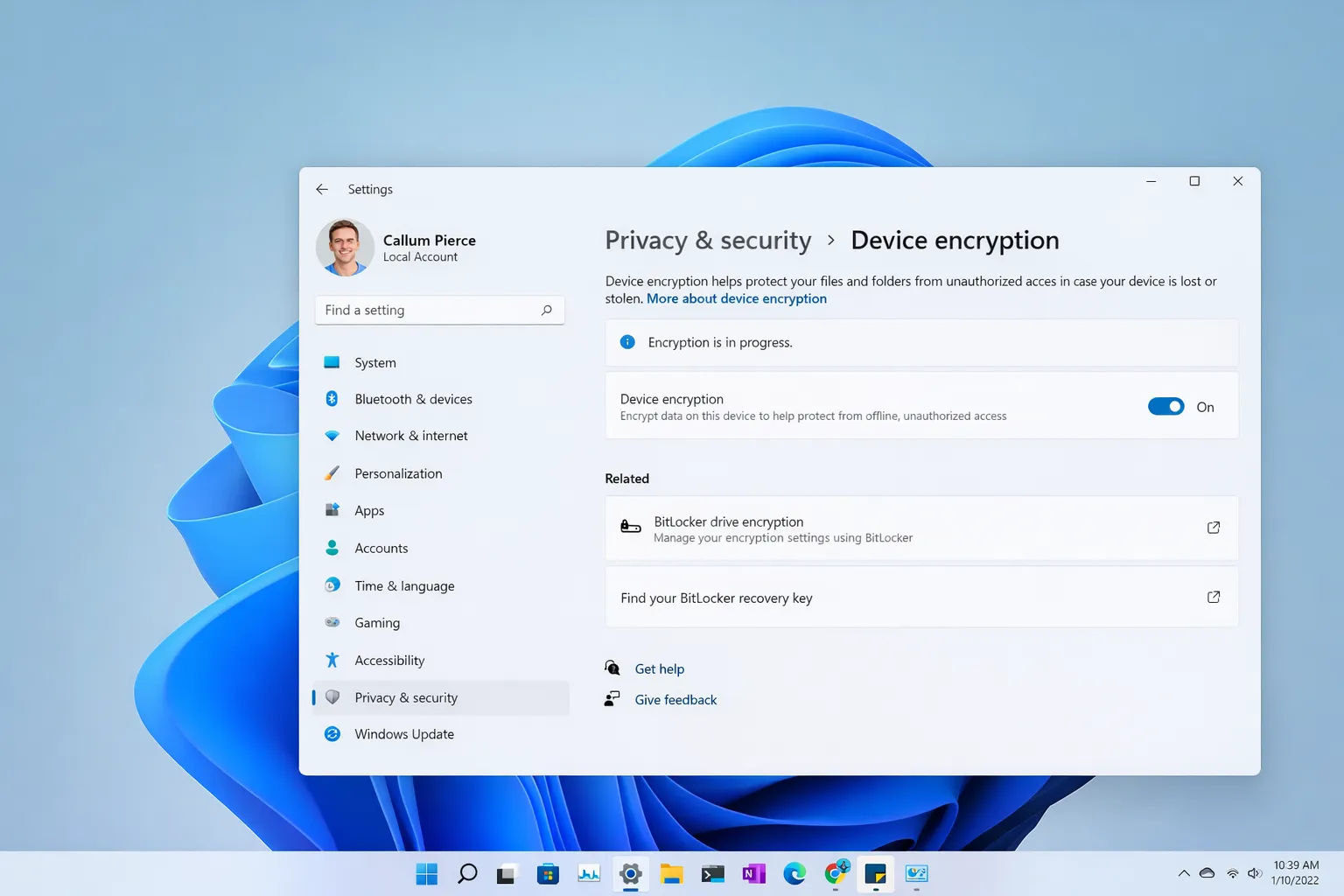 BitLocker activado en Windows 11 mostrando cifrado de dispositivo en progreso y opciones de clave de recuperación