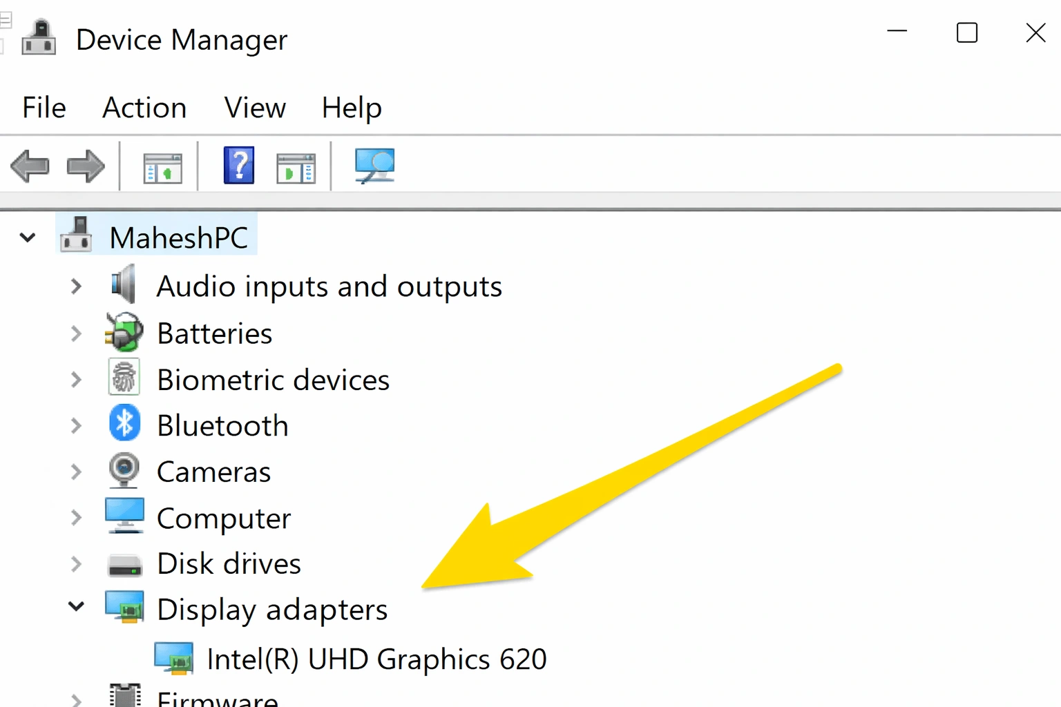 Administrador de dispositivos de Windows 11 mostrando la sección de adaptadores de pantalla con una flecha señalando los controladores de gráficos Intel UHD