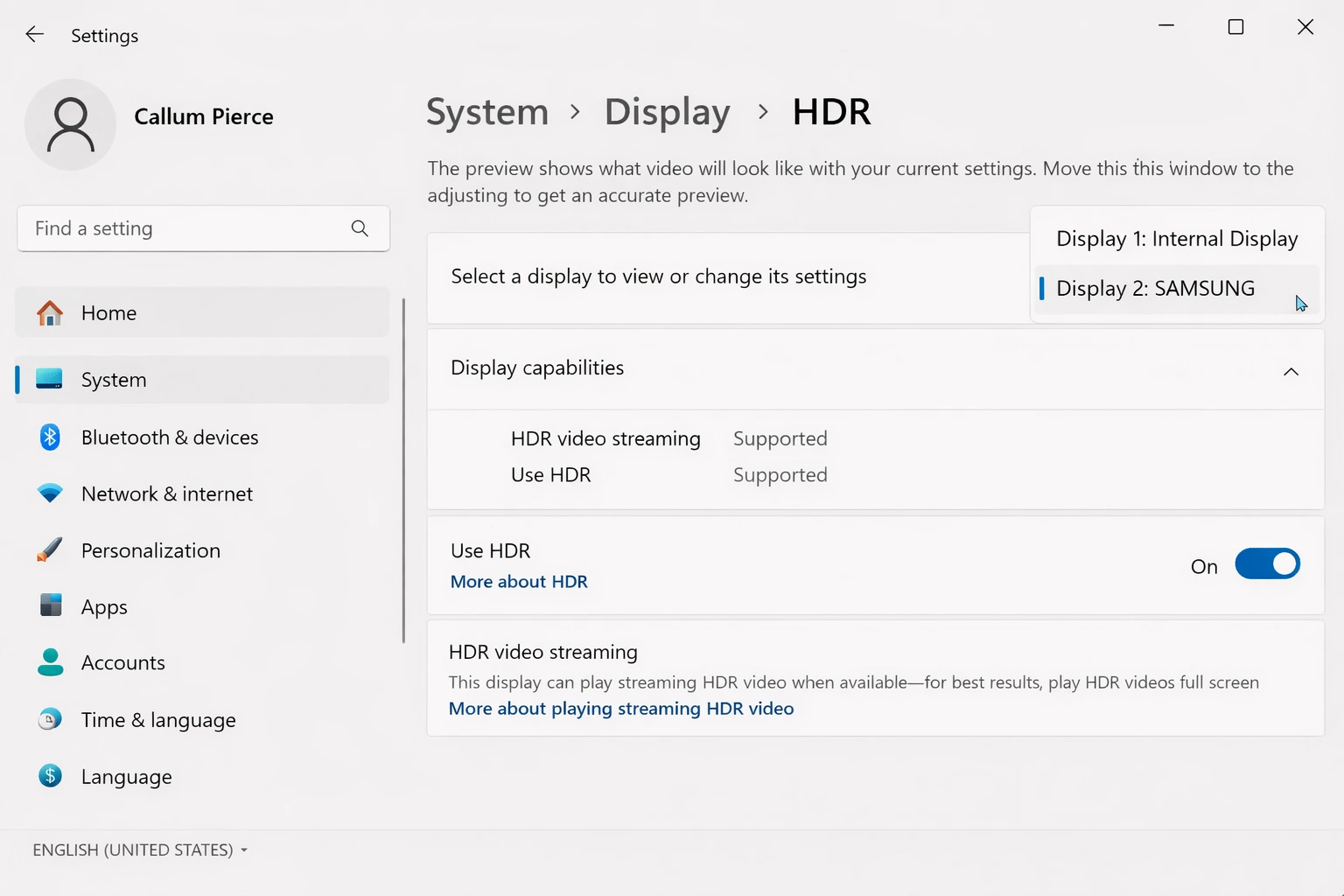 Configuración HDR de Windows 11 mostrando capacidades de pantalla, opciones de HDR video streaming y configuración de pantallas múltiples