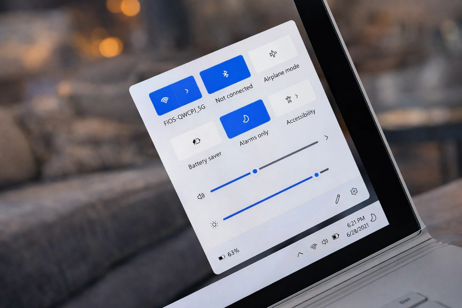Centro de notificaciones de Windows 11 mostrando panel con alertas, calendario integrado y acciones rápidas