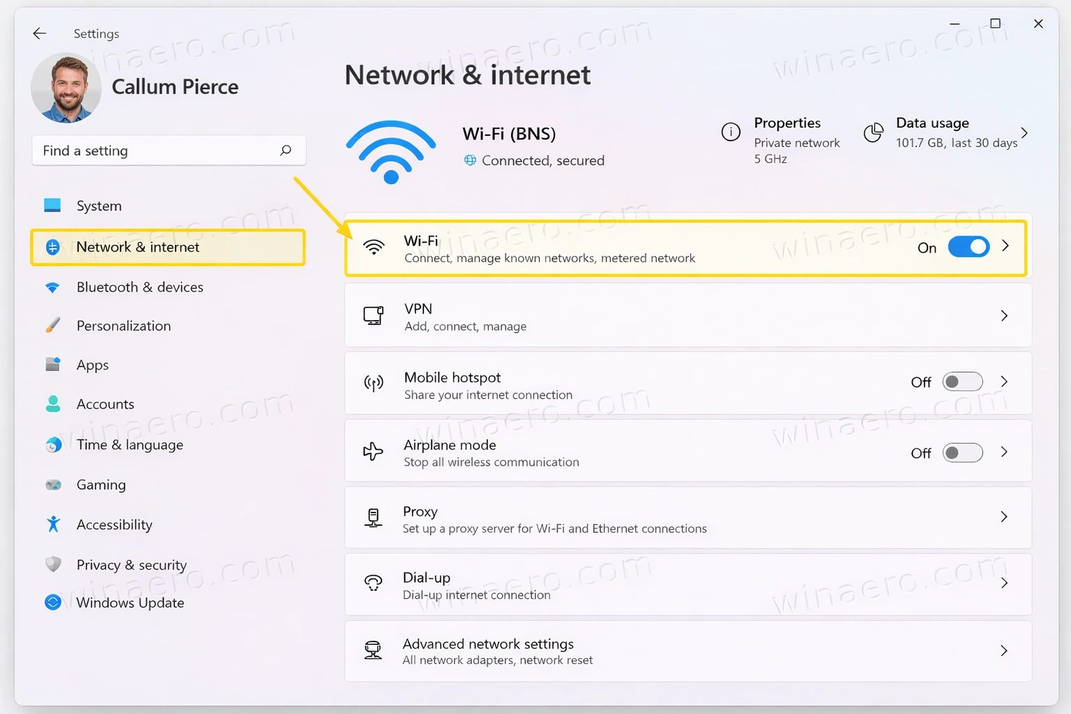 Configuración de red e internet en Windows 11 con opciones de WiFi, VPN y hotspot móvil