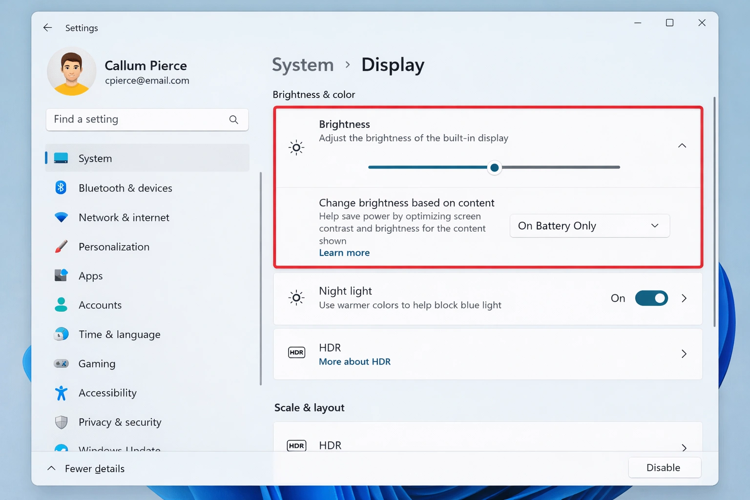 Configuración de pantalla de Windows 11 mostrando el control deslizante de brillo y opciones de ahorro de energía basadas en contenido
