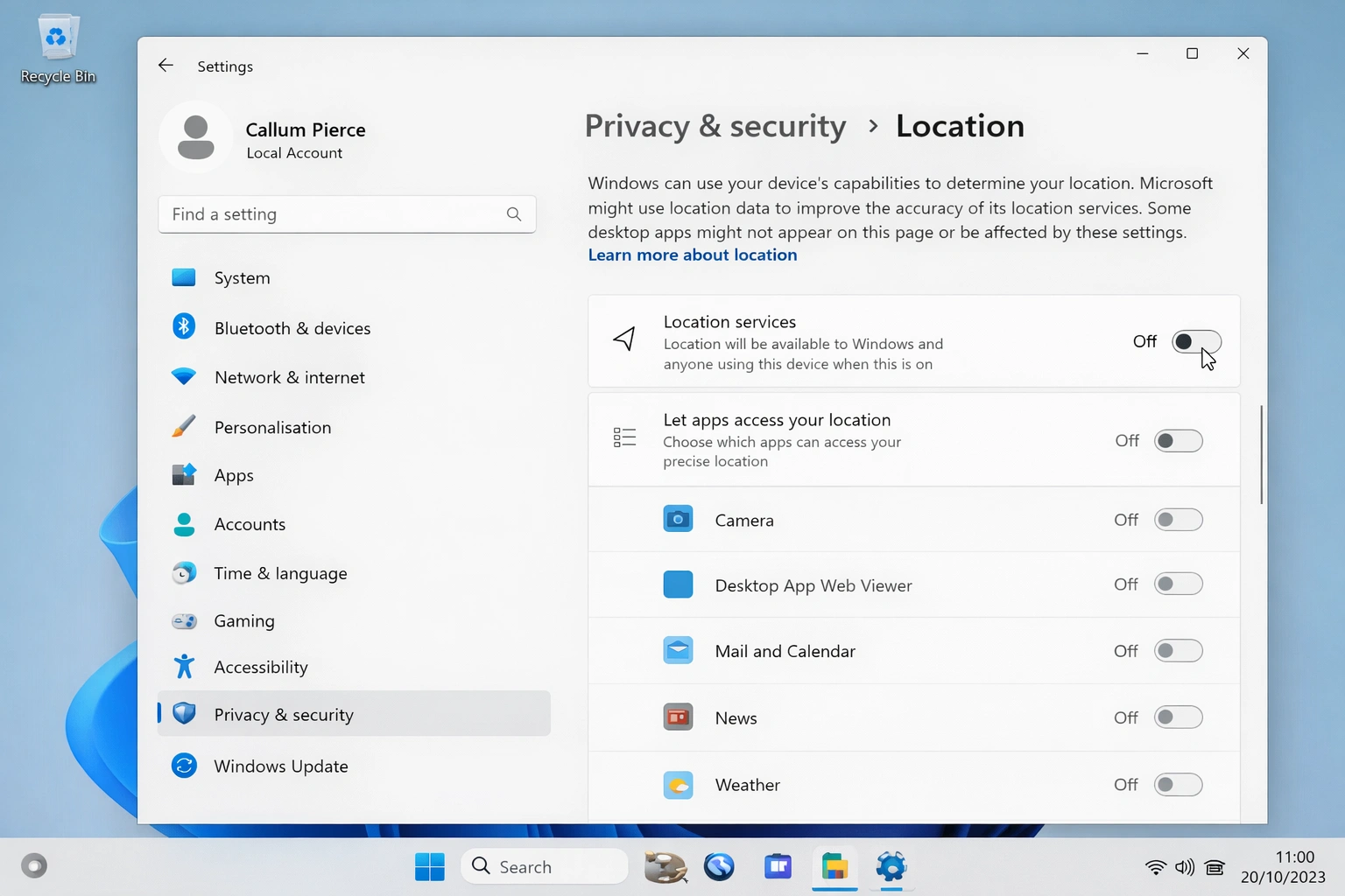 Configuración de Privacidad y seguridad de Windows 11 mostrando opciones de ubicación con servicios de ubicación desactivados para privacidad