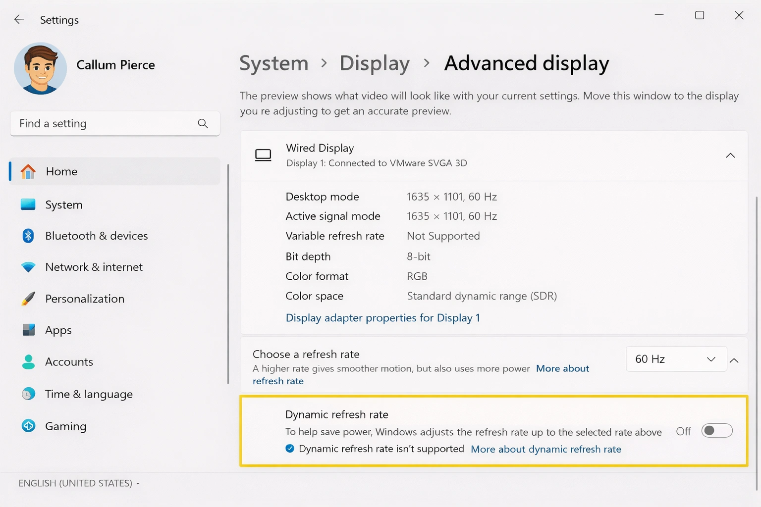 Configuración avanzada de pantalla de Windows 11 mostrando opciones de tasa de actualización, tasa dinámica y propiedades del adaptador de pantalla
